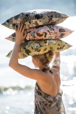 Flower Linen Kussenhoes 50x50 Cm, Zwart -Textielwinkel ceannis flower linen kussenhoes 50x50 cm 9