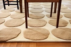 Dots 2 Level Vloerkleed Licht Khaki / Licht Beige, 180x270 Cm -Textielwinkel chhatwal jonsson dots 2 level vloerkleed licht khaki licht beige 7