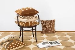 Dots 2 Level Vloerkleed Licht Khaki / Licht Beige, 180x270 Cm -Textielwinkel chhatwal jonsson dots 2 level vloerkleed licht khaki licht beige 8