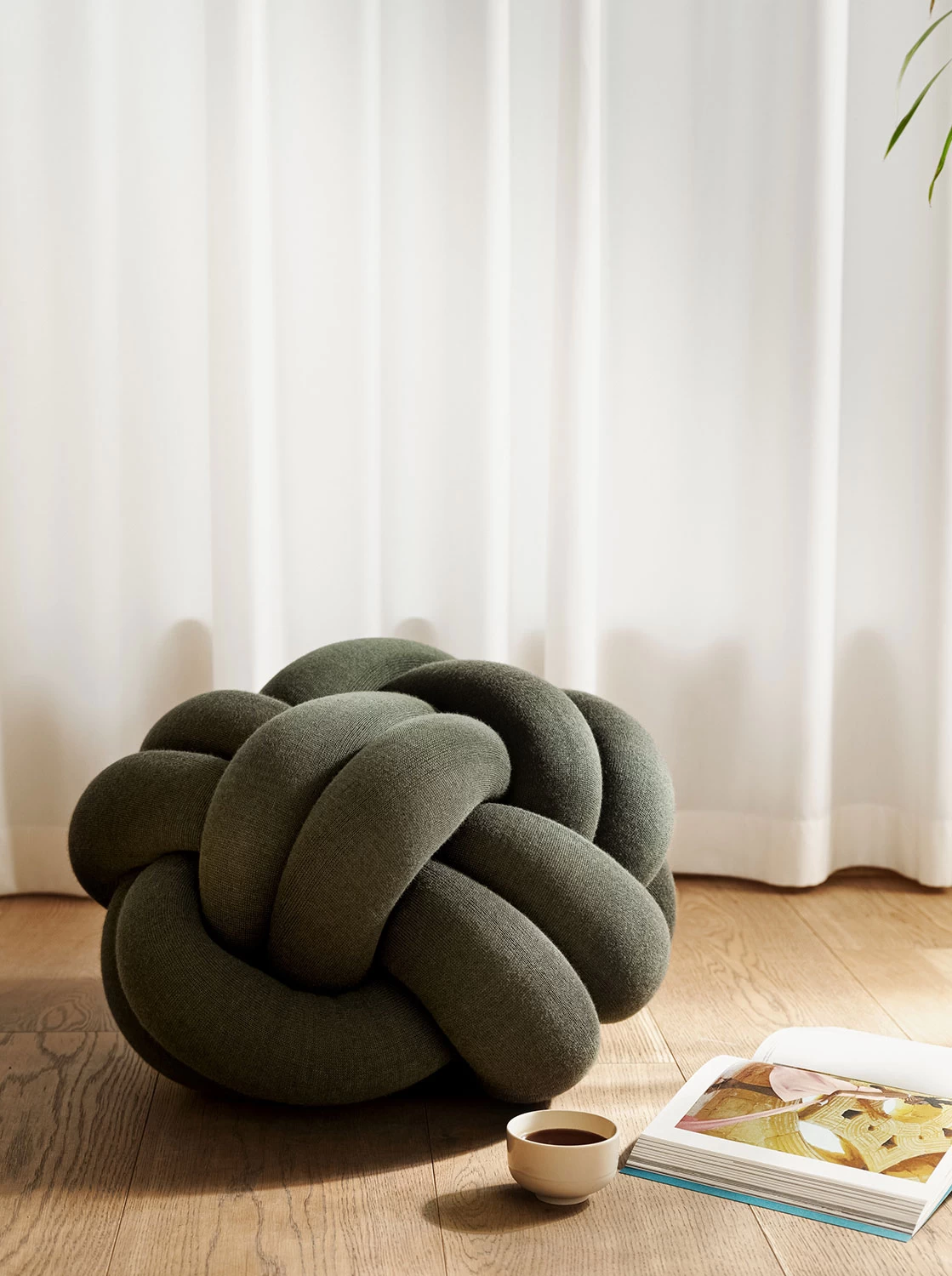Design House Stockholm Knot Kussen Medium, Woudgroen 2 Design House Stockholm Knot Kussen Medium, Woudgroen - Afbeelding 2