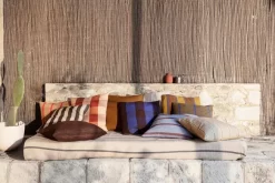 Ferm LIVING Grand Cushion Sierkussen 50x50 Cm, Faded Blue / Burgundy -Textielwinkel ferm living grand sierkussen 50x50 cm 19