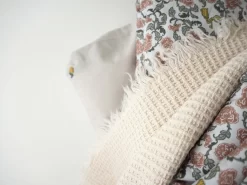 Floral Vine Filled Blanket, Light Warmgrey 8 Floral Vine Filled Blanket, Light Warmgrey -Textielwinkel garbo friends floral vine filled blanket light warmgrey 6