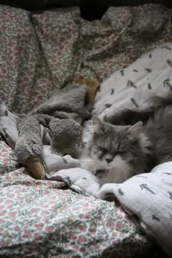 Floral Vine Filled Blanket, Light Warmgrey 9 Floral Vine Filled Blanket, Light Warmgrey -Textielwinkel garbo friends floral vine filled blanket light warmgrey 7