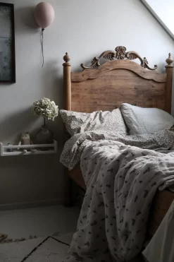 Floral Vine Kussensloop Volwassene, Licht Warmgrijs -Textielwinkel garbo friends floral vine kussensloop volwassene licht warmgrijs 7 scaled