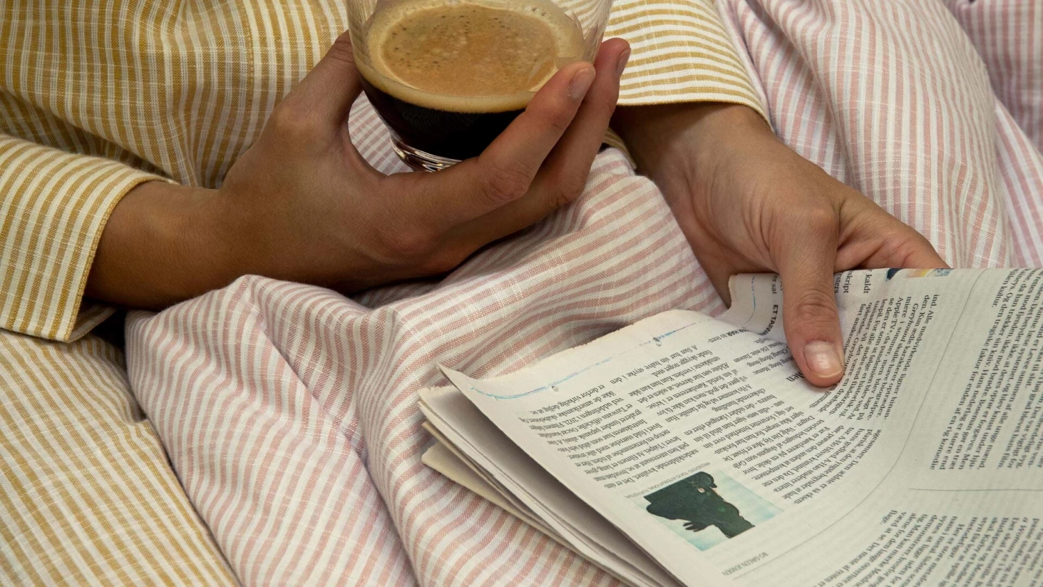 Juna Monochrome Lines Dekbedset 220x220 + 50x60 Cm, Roze 2 Juna Monochrome Lines Dekbedset 220x220 + 50x60 Cm, Roze - Afbeelding 2