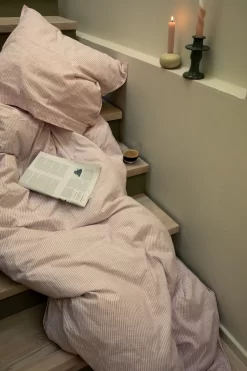 Juna Monochrome Lines Dekbedset 220x220 + 50x60 Cm, Roze 7 Juna Monochrome Lines Dekbedset 220x220 + 50x60 Cm, Roze -Textielwinkel juna monochrome lines dekbedovertrekset roze wit 5 1