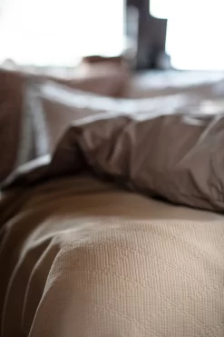 Lexington Quilted Jacquard Sprei Beige, 160x240 Cm -Textielwinkel lexington quilted jacquard sprei beige 5