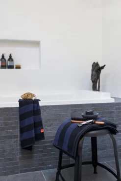 Mette Ditmer Aros Handdoek Midnight Blue, 50x90 Cm -Textielwinkel mette ditmer aros handdoek midnight blue 7 2 scaled