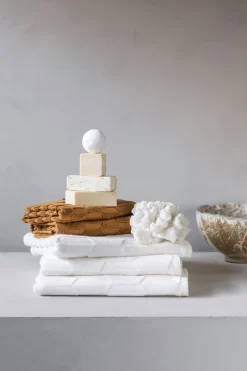 Mette Ditmer Geo Handdoek Off-white, 70x133 Cm -Textielwinkel mette ditmer geo handdoek off white 6 1 scaled