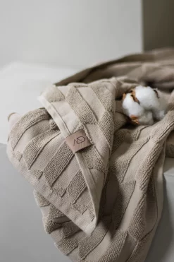 Mette Ditmer Geo Handdoek Sand, 50x95 Cm -Textielwinkel mette ditmer geo handdoek sand 6 scaled