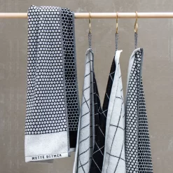 Mette Ditmer Grid Towel 50x100 Cm, Black/Off-White -Textielwinkel mette ditmer grid handduk black off white 12