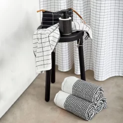Mette Ditmer Grid Towel 50x100 Cm, Black/Off-White -Textielwinkel mette ditmer grid handduk black off white 9