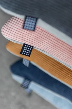 Mette Ditmer RIBBON Sierkussen 60x40 Cm, Midnight Blue / Light Grey -Textielwinkel mette ditmer ribbon sierkussen 60x40 cm midnight blue light grey 4