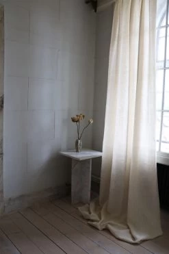 Crisp Gordijn Linnen Cashmere Beige, 130x250 Cm -Textielwinkel mimou crisp gordijn linnen cashmere beige 6 scaled