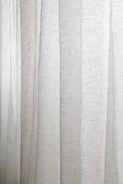 Kelly Gordijn Linnen Dubbele Breedte Kaolienwit, 293x290 Cm 6 Kelly Gordijn Linnen Dubbele Breedte Kaolienwit, 293x290 Cm -Textielwinkel mimou kelly gordijn linnen dubbele breedte kaolienwit 6 scaled