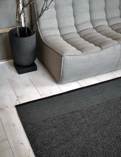 Edit Vloerkleed Black / Houtskool / Graniet Metallic, 85x260 Cm -Textielwinkel pappelina edit vloerkleed black houtskool graniet metallic 1
