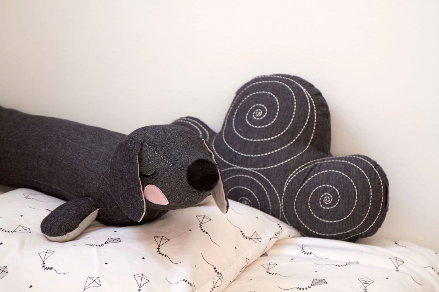 Roommate Lazy Puppy Cushion, Anthracite 3 Roommate Lazy Puppy Cushion, Anthracite - Afbeelding 3