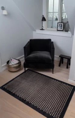 Dot Deurmat, Zwart / Beige, 130x90 Cm -Textielwinkel tica copenhagen dot deurmat zwart beige 30